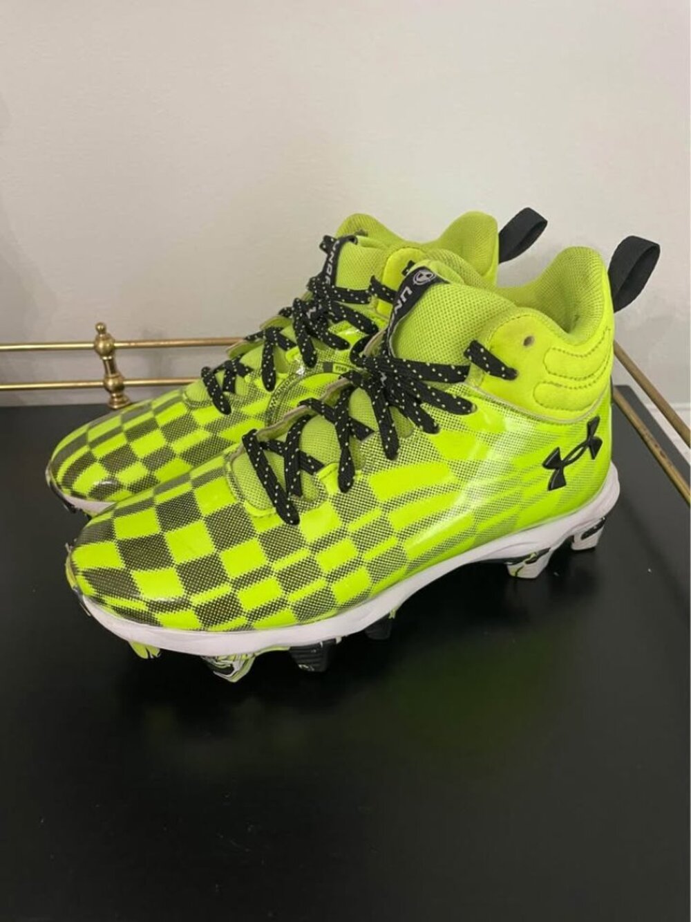 Under Armour Boys Spotlight Franchise Mid RM Football Cleats Neon Green sz 1.5 Y